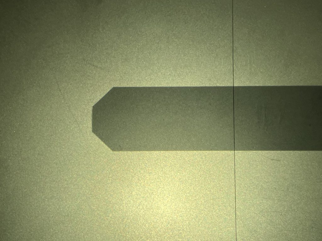 面取り部分を投影機で拡大してみた様子