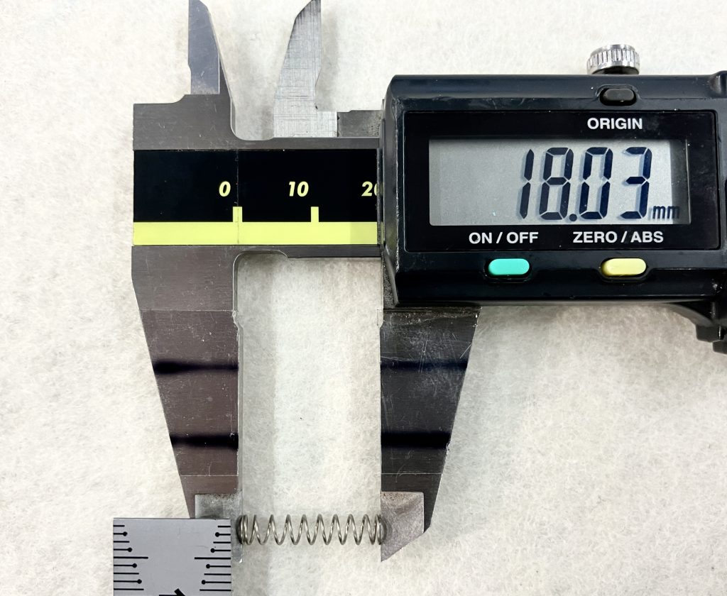 縦長い形状のばねの自由長