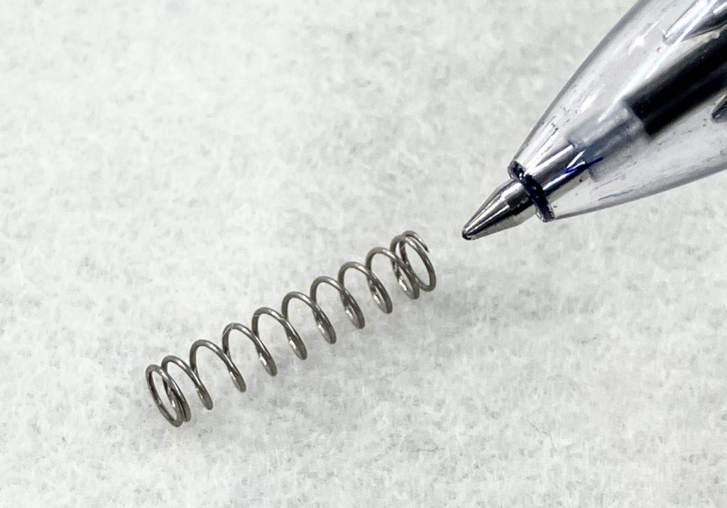 小さいばねのボールペンとのサイズ比較