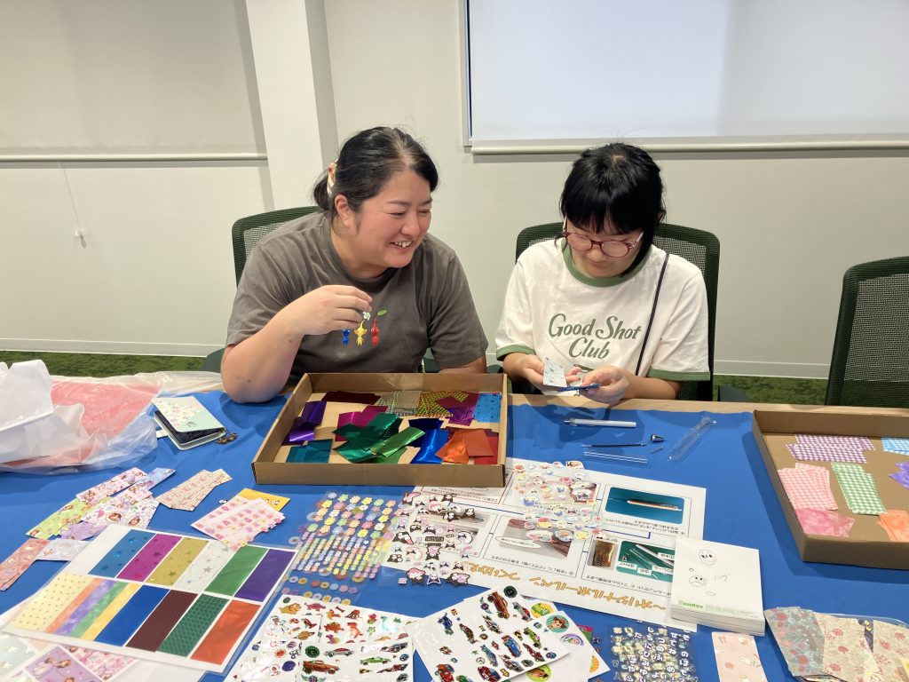 親子でボールペンの飾りつけを考える様子