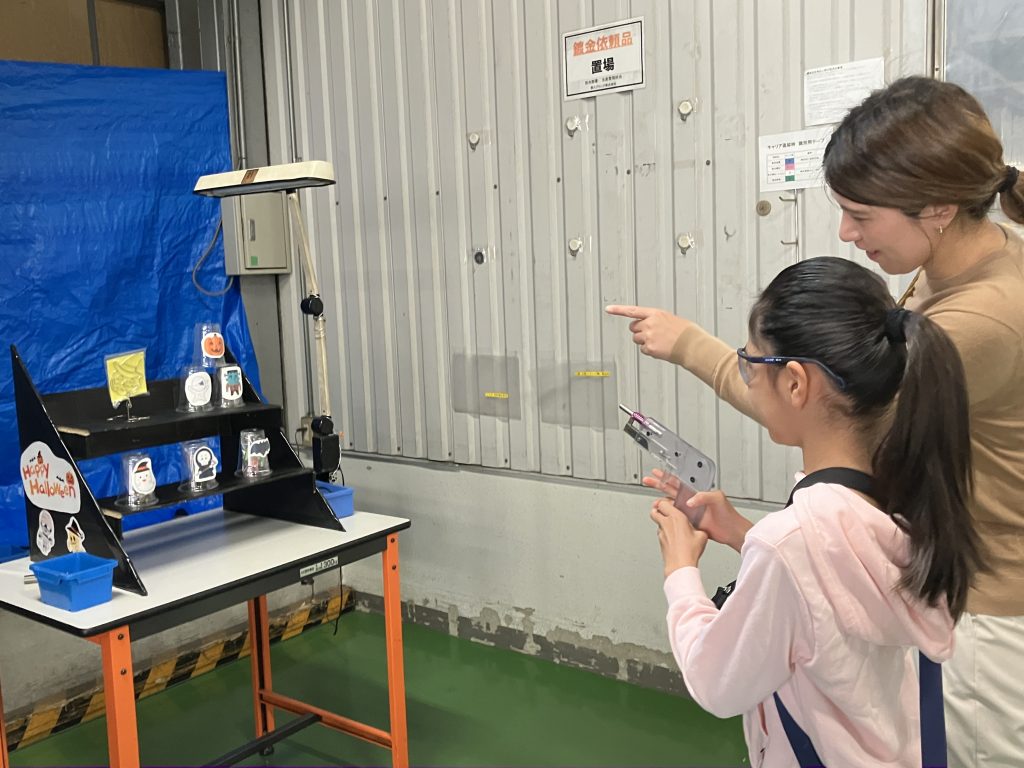 親子で狙う的を相談する様子