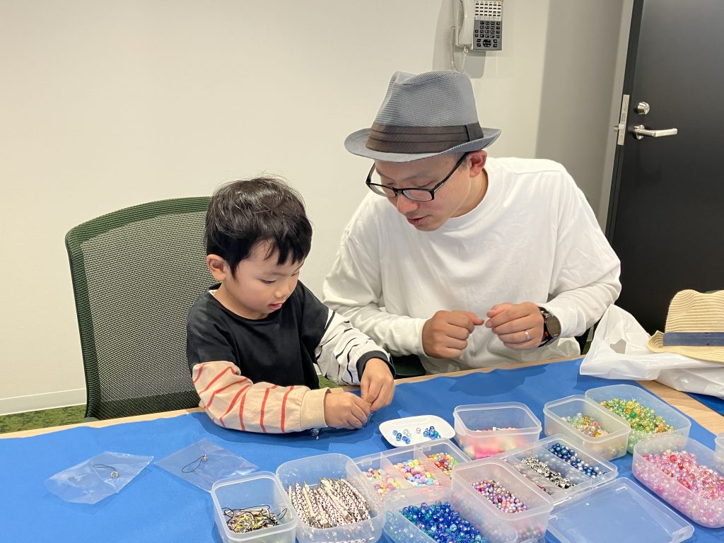 青い色のビーズを中心に選ぶ男の子の様子