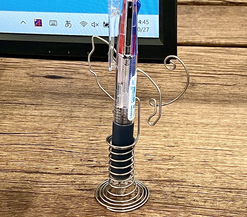 ペン立てをデスク横で使う様子