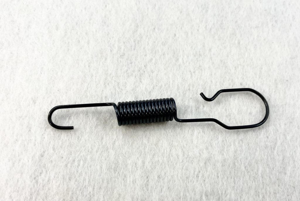 引張バネ 端部が膨らんでいて挿入しやすい形状になっている