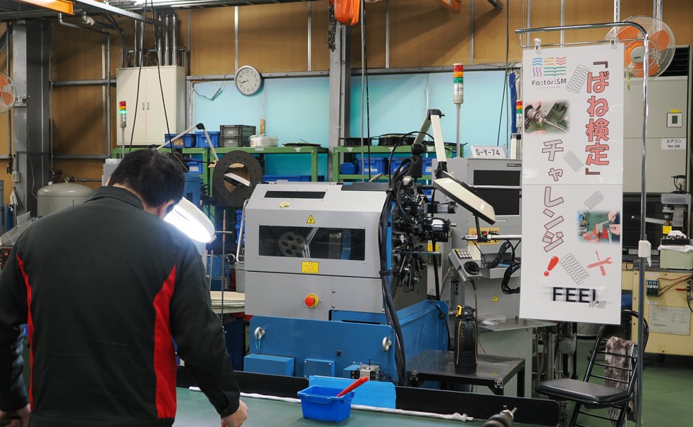 ばねの手巻きに挑戦できるコーナー