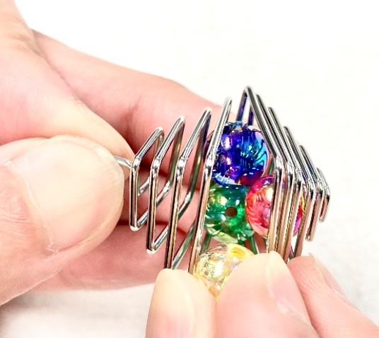 ばねの弾性をいかしたキーホルダーイメージ