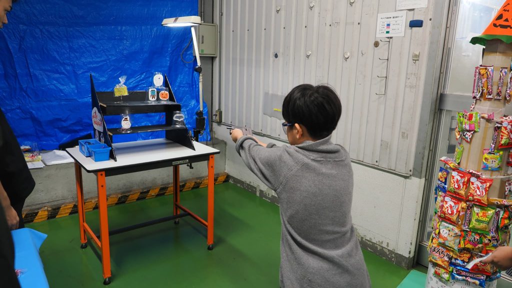 腕を伸ばして的を狙う男の子