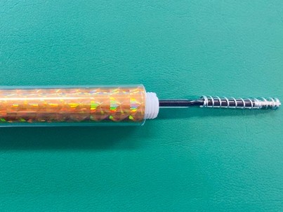 葵スプリングで作ったバネをボールペンに入れる様子